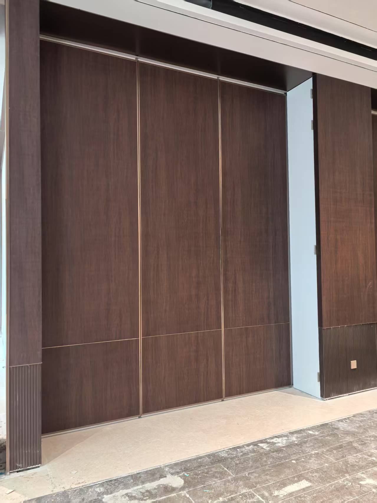 广州医药港活动隔断验收吊挂完成！